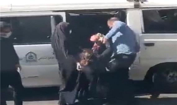 توضیح پلیس درباره استفاده از ابزار زنده‌گیری حیوانات در بازداشت یک زن: بند کیف بود