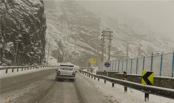 وضعیت جاده‌ها و راه‌ها، امروز 27 دی 1400 / جاده کرج - چالوس و آزادراه تهران - شمال مسدود شد/ بارش برف و باران در بیشتر جاده‌های غرب و شمال غرب کشور / پلیس: مردم سفر‌های خود را به تعویق بیندازند