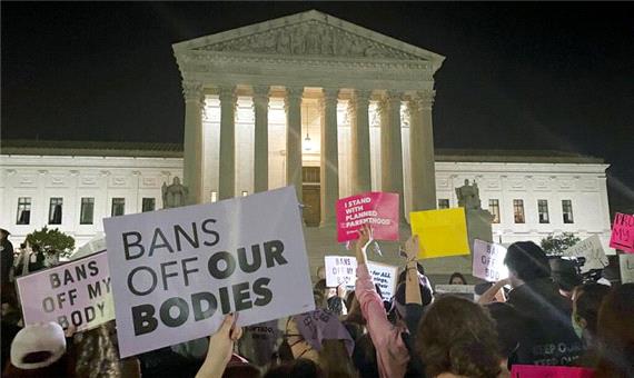 دادگاه عالی آمریکا حکم 50 ساله حق قانونی سقط جنین را لغو کرد / هر ایالتی جداگانه می‌تواند سقط جنین را ممنوع کند
