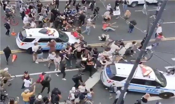 حمله وحشیانه پلیس آمریکا به معترضین برای متفرق کردن جمعیت از خیابان ها