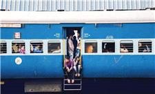 افتادن یک شهروند هندی از روی قطار در حال حرکت
