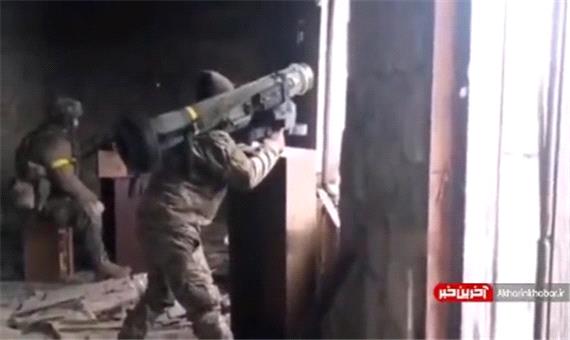 ویدیویی فراگیر از شلیک یک موشک جولین از درون ساختمانی در اوکراین