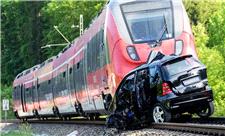 صحنه‌هایی از تصادف شدید قطار با وسایل نقلیه مختلف