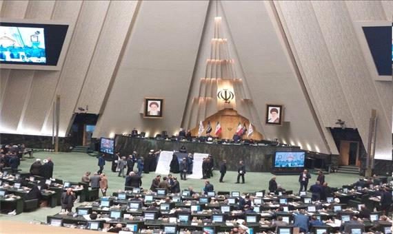 اهتزاز طوماری در مجلس در اعتراض به کم‌کاری درباره حجاب