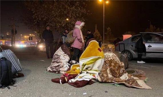 گزارش ایسنا از دومین روز زلزله خوی: کسانی که چادر بهشان نرسیده در ماشین زندگی می‌کنند / چادر‌ها به دلیل فاصله از خانه‌ها امکان برق‌رسانی ندارند؛ مردم در سرما زندگی می‌کنند / شهرخلوت شده و دزد‌ها فعال / پس لرزه‌ها همچنان ادامه دارند
