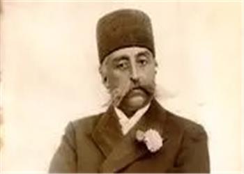 مظفرالدینشاه در حال نوشیدنی آب معدنی در فرانسه/عکس