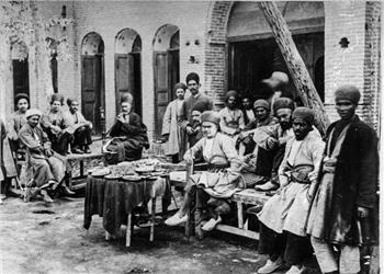 سفر در زمان؛ سبزیپاککن ها در حال پاک کردن سبزی آش در سرخهحصار؛ 132 سال قبل