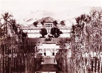 سفر در زمان؛ زندانیان زندان قصر در محوطه زندان؛ سال 1310