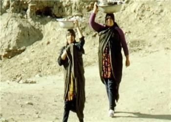 سفر به ایران قدیم؛ زنهای اهل شهرری در حال لباس شستن در چشمه علی؛ سال 1346