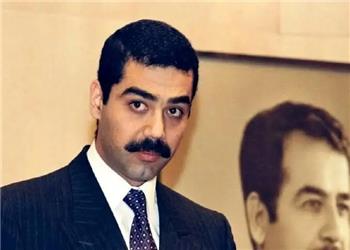 پسر بیرحم صدام در حال غذا دادن به شیرهایش/ عکس