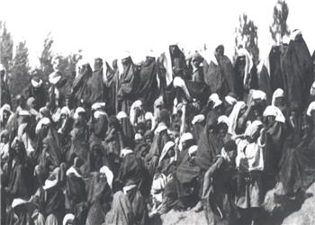 سفر در زمان؛ زنهای بروجردی در خاکریز خندق در انتظار کاروان ناصرالدین شاه؛ 135 سال قبل