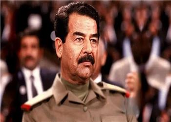 صدام حسین در دوران نوجوانی و با ظاهر متفاوت؛ اواخر دهه 20 شمسی