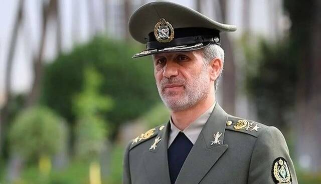 سرلشکر حاتمی: فرزندان برومند کشور در ارتش آماده اند به هر متجاوز بداندیش پاسخی کوبنده تر و پشیمان کننده تر دهند