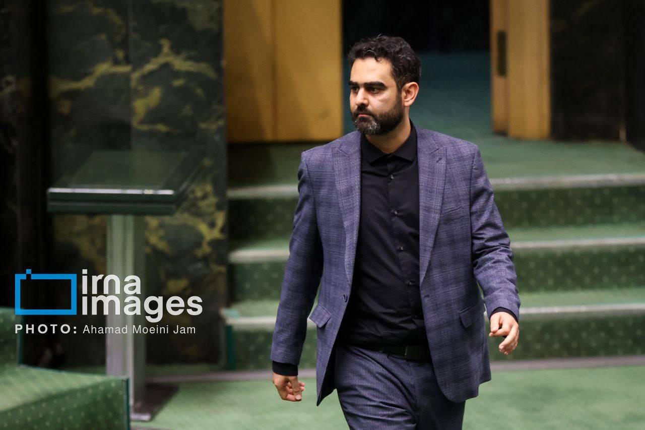 ثابتی: دلار از ۹۵ هزار تومان گذشت و پزشکیان به جای جلسه با وزیر اقتصاد به عیادت خاتمی می‌رود