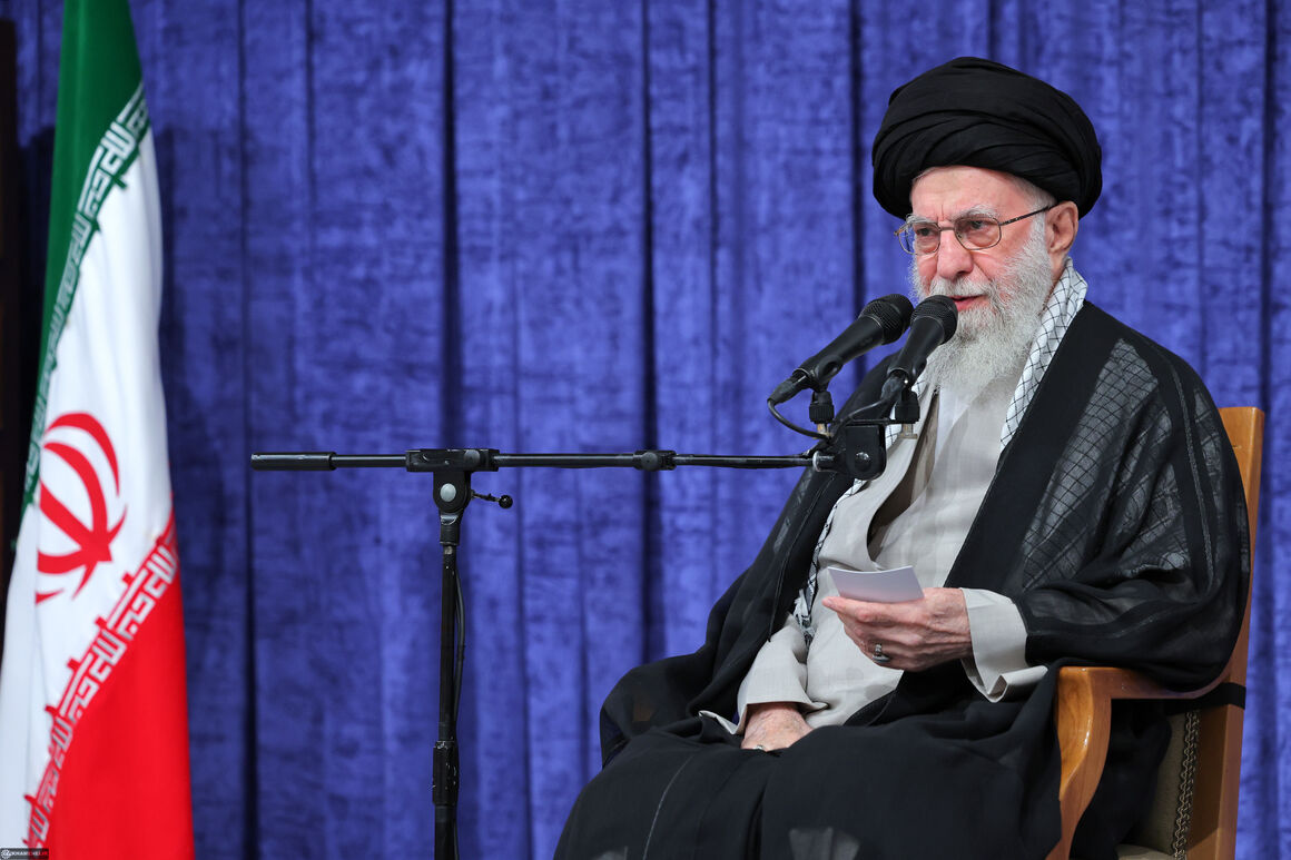 ۳ دلیل برای «مقدس» خواندن اتحاد ملی توسط رهبر انقلاب