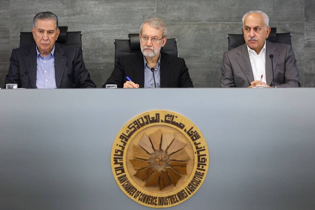 لاریجانی: شعام در توسعه روابط با همسایگان در کنار تجار است