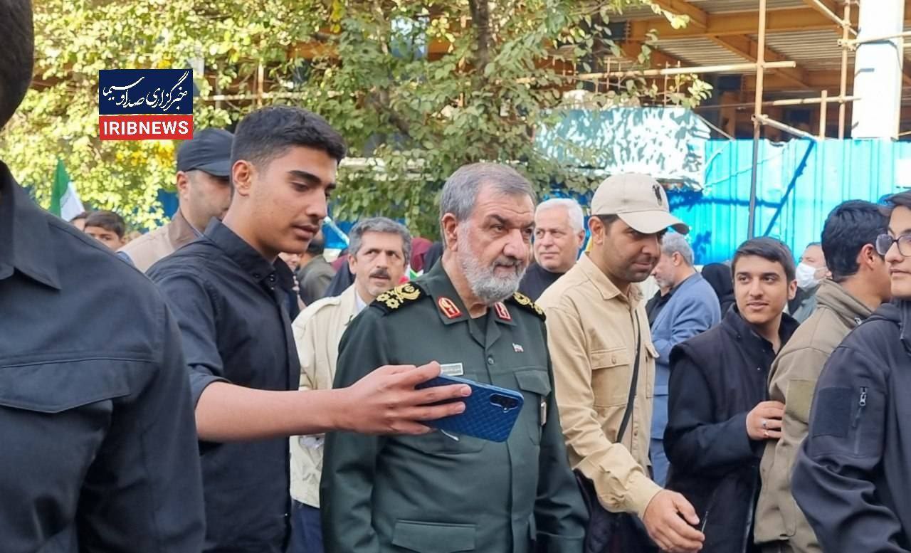 حضور محسن رضایی در راهپیمایی ۱۳ آبان