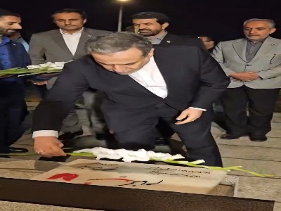 ادای احترام عراقچی به مقام شهدای استان همدان