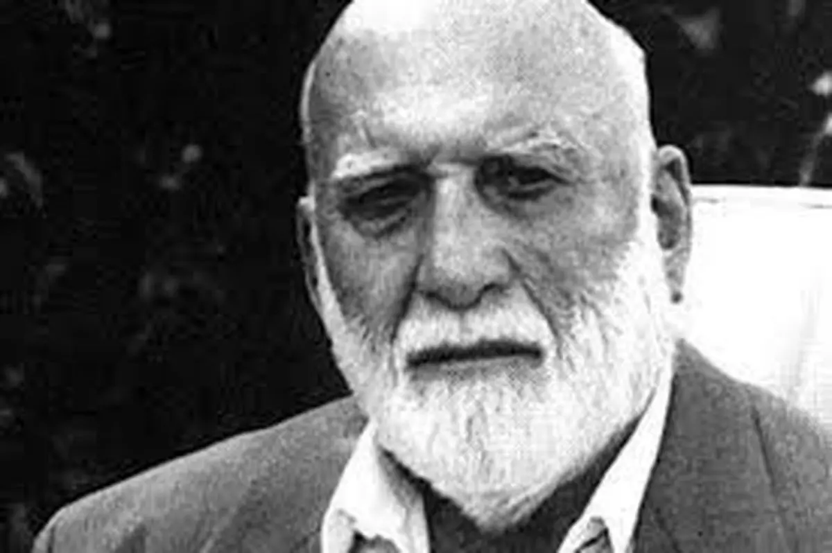 سفر در زمان؛ «شعبان بی مخ» در حال معرفی شاگردان خود به فرح؛ دهه ۴۰