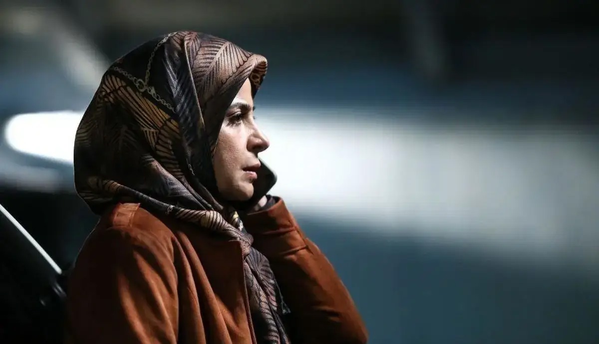 قایمکی ازش فیلم گرفته که ازش آتو بگیره تا تو این رابطه بمونه!