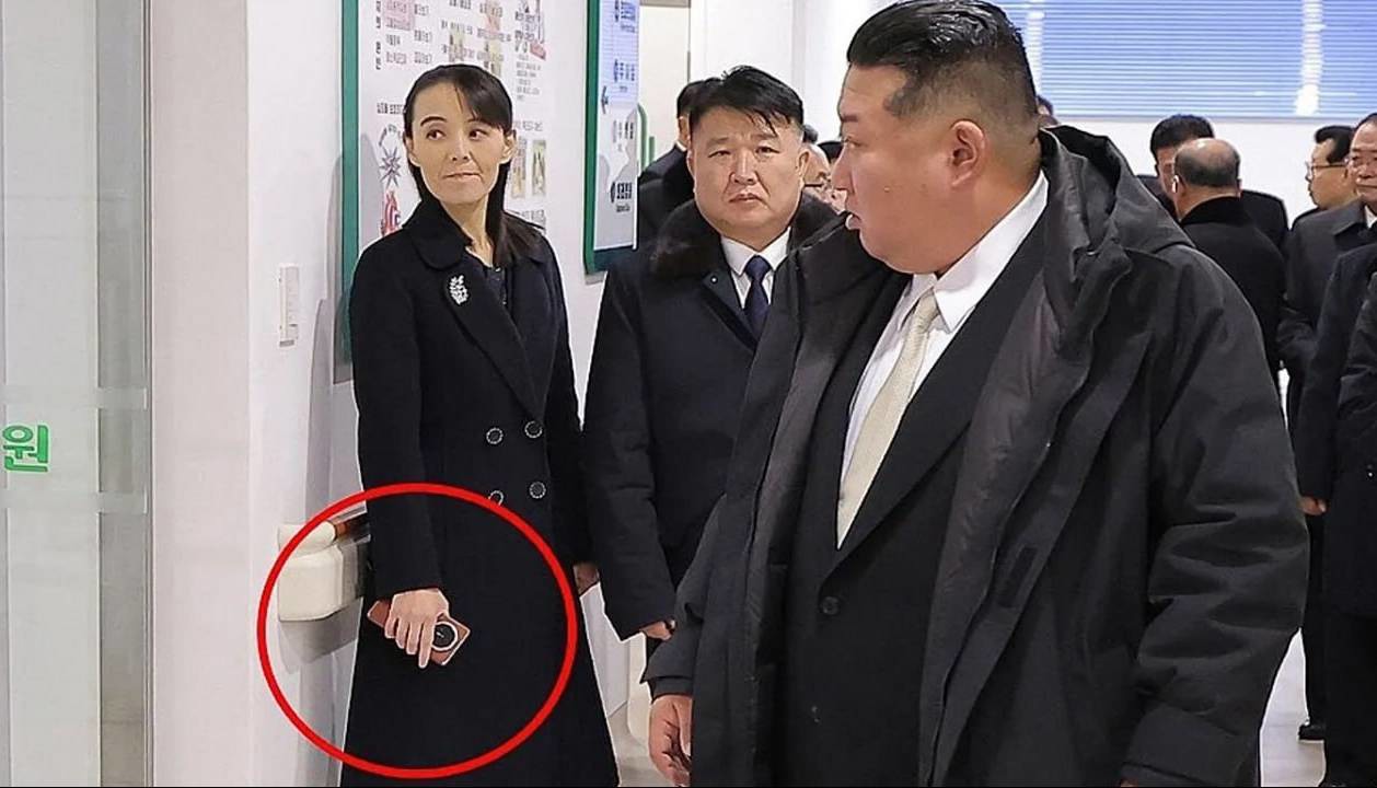 تلفن هوشمند ۱۳۰۰ دلاری در سرزمین حقوق‌های ۳ دلاری؛ خواهر رهبر کره شمالی با گوشی تاشوی خارجی دیده شد