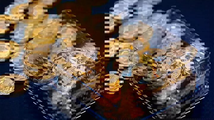 تب قیمت‌ طلا و سکه فروکش کرد؛ دلار به کانال ۱۲۹هزار تومان بازگشت