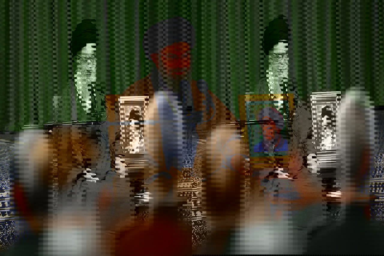 رهبر انقلاب در دیدار دست‌اندرکاران کنگرهٔ بزرگداشت شهدای البرز: ارزش‌ها و انگیزه‌های شهدا باید به نسل بعد انتقال یابد