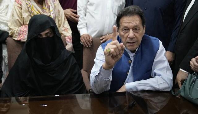 عمران‌خان و همسرش به ۱۷ سال زندان محکوم شدند