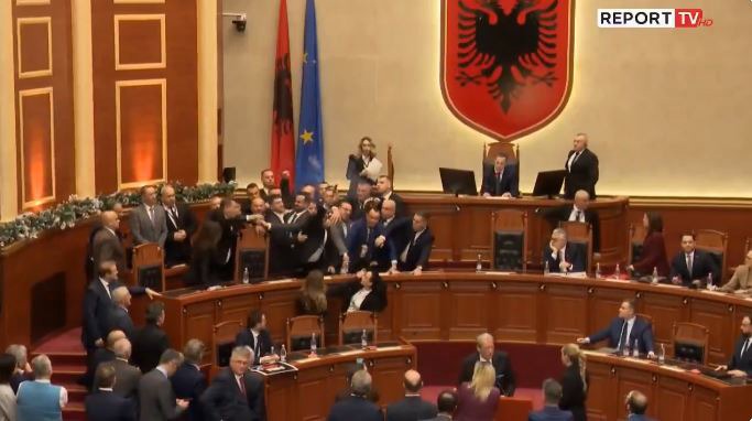 درگیری و هرج و مرج در پارلمان آلبانی