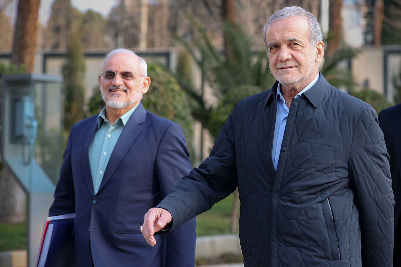 پاسخ پزشکیان به پرسش‌های خبرنگاران درباره مسائل اقتصادی کشور: نشست خبری برگزار خواهیم کرد