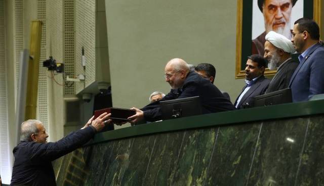 نشست رئیس سازمان برنامه؛ از افزایش ۲۰ درصدی حقوق کارمندان تا حذف بودجه دستگاه‌های غیرضروری