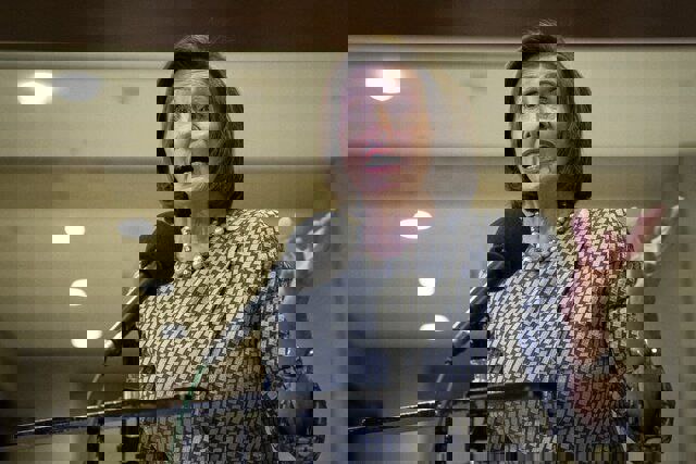 نانسی پلوسی: نمایندگان کنگره مُشتی کت‌وشلواری بی‌کفایت هستند!