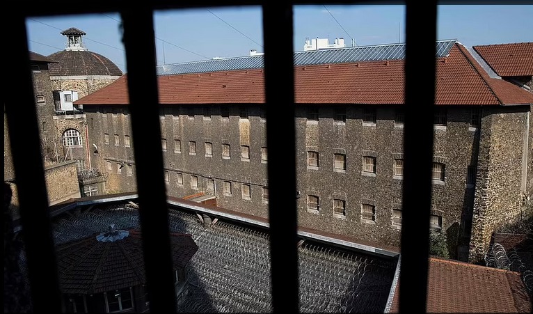 محکومیت جوانی فرانسوی به‌دلیل ارسال هدایا به زندانیان