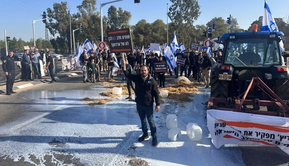 اعتراض دامداران اسرائیلی؛ صدها لیتر شیر در خیابان‌ها ریخته شد