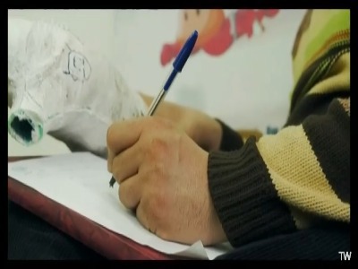 مرد که ابرو بر نمیداره!