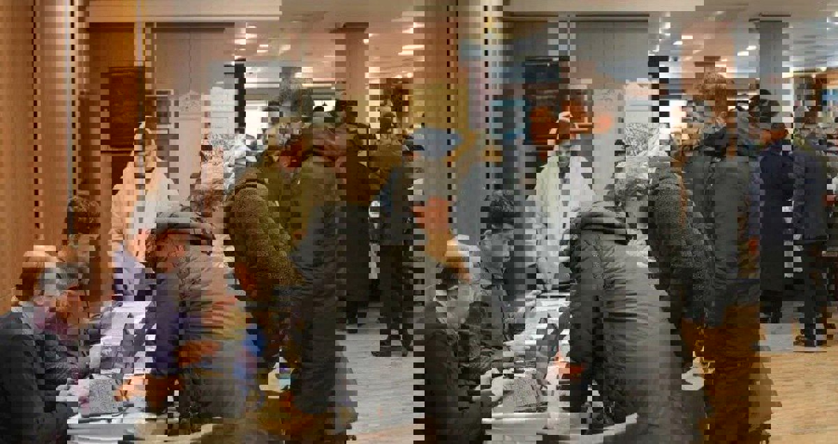 خیلی عجیب ولی واقعی؛ ازدحام تجار برای استفاده نیم ساعته از اینترنت