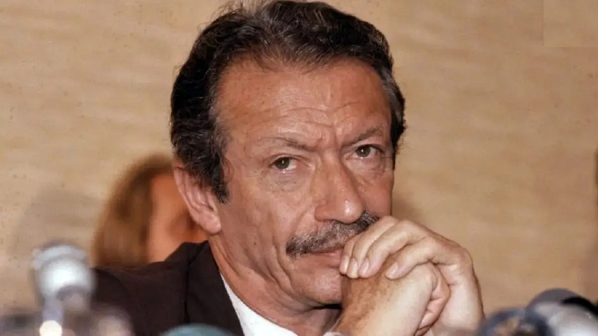 سفر در زمان؛ «شاپور بختیار» در فرودگاه مهرآباد تهران؛ سال ۱۳۵۷/ عکس