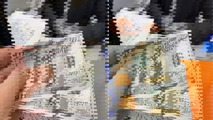 بلومبرگ: بازارهای مالی میلیاردها دلار روی سقوط دلار شرط بسته‌اند