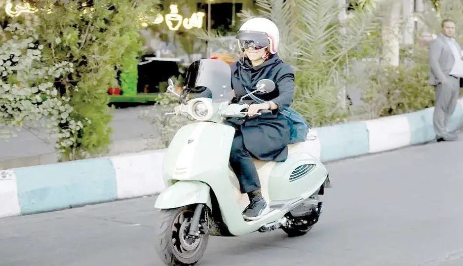 موتورسواری زنان در میانه حمایت دولت و مخالفت مجلس