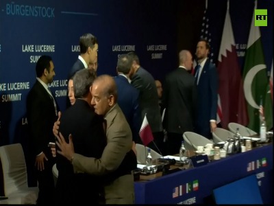 لحظه ورود تیم مذاکره کننده ایران به سالن و استقبال شهباز شریف از عراقچی