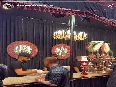 مهدی ماهانی در حال نذری دادن در هیات عزاداری