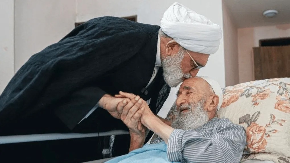 مروی به نمایندگی از رهبر انقلاب، از راشد یزدی عیادت کرد