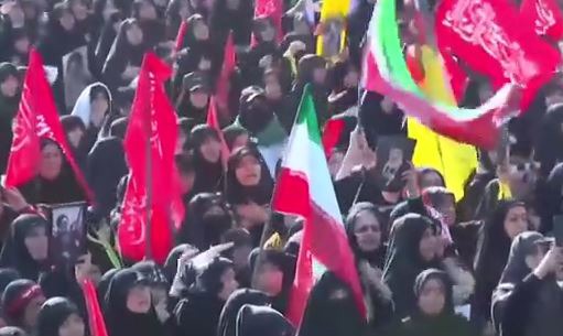 زمزمه سرود ملی ایران توسط مردم حاضر در مصلی تهران