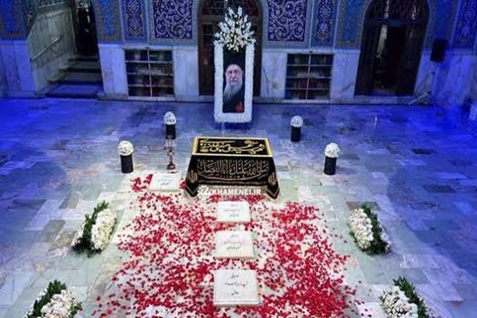 صف طولانی زائران حرم رضوی برای حضور بر مزار مطهر آقای شهید ایران در رواق دارالذکر