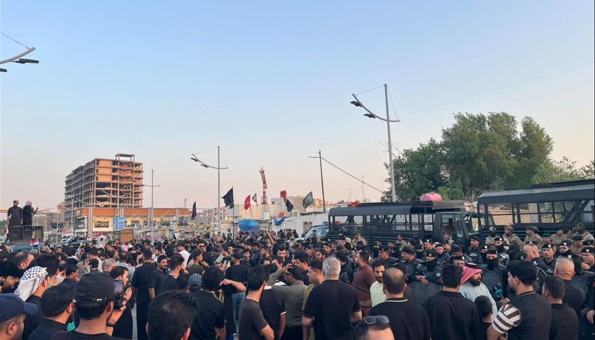 تجمع عراقی‌های خشمگین مقابل کنسولگری کویت در بصره