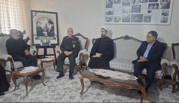 دیدار اعضای دفتر حفظ و نشر رهبر شهید با خانواده شهید حاجی‌زاده