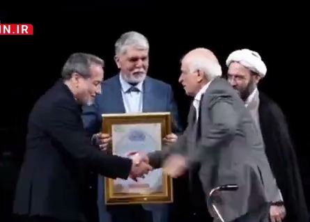عراقچی دست استادش آقای زرگری‌نژاد استاد دانشکده روابط بین‌الملل را به نشانه ادب بوسید | آخرین خبر