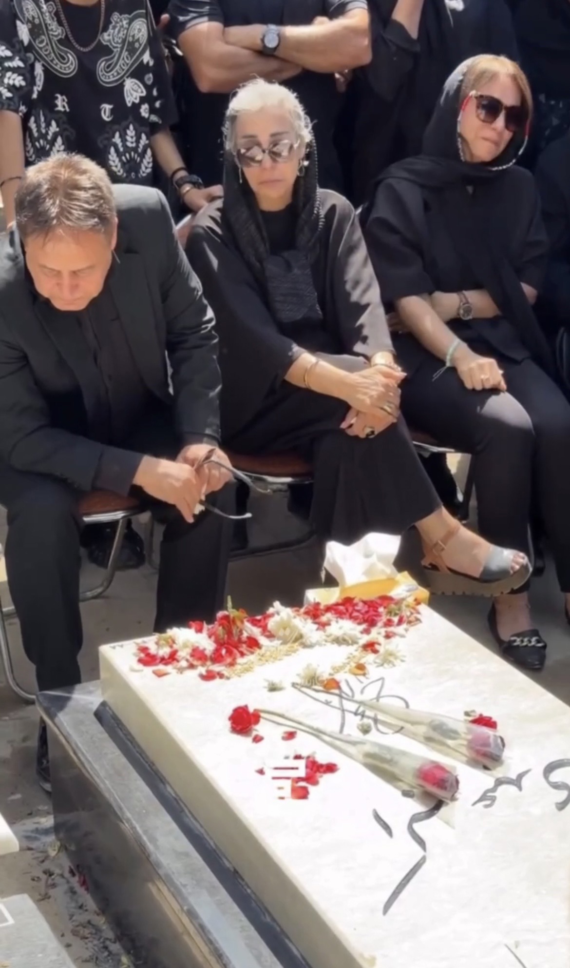 مراسم چهلم اکبر عبدی با حضور خانواده و دوستانش برگزار شد