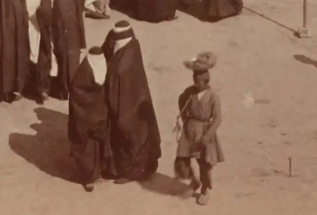 سفر در زمان؛ «زنان تهرانی» در حال خرید کردن جلوی صحن مسجد سپهسالار؛ ۱۳۵ سال قبل
