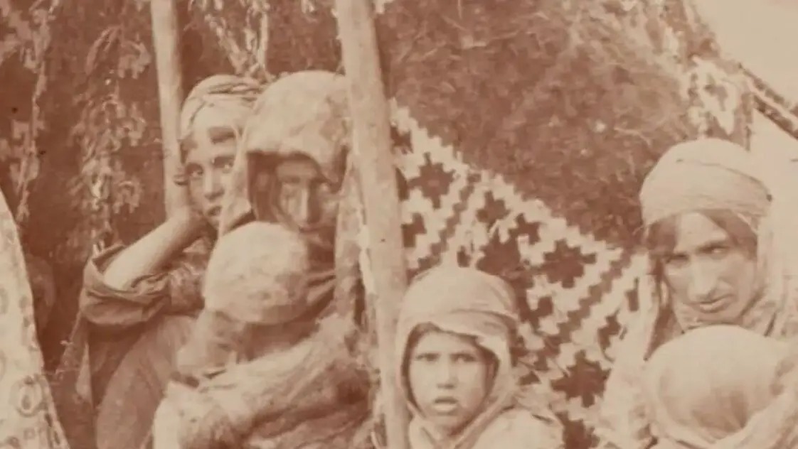 سفر در زمان؛ «عروس لاری» در حجله در کنار خویشاوندانش؛ ۱۳۶ سال قبل